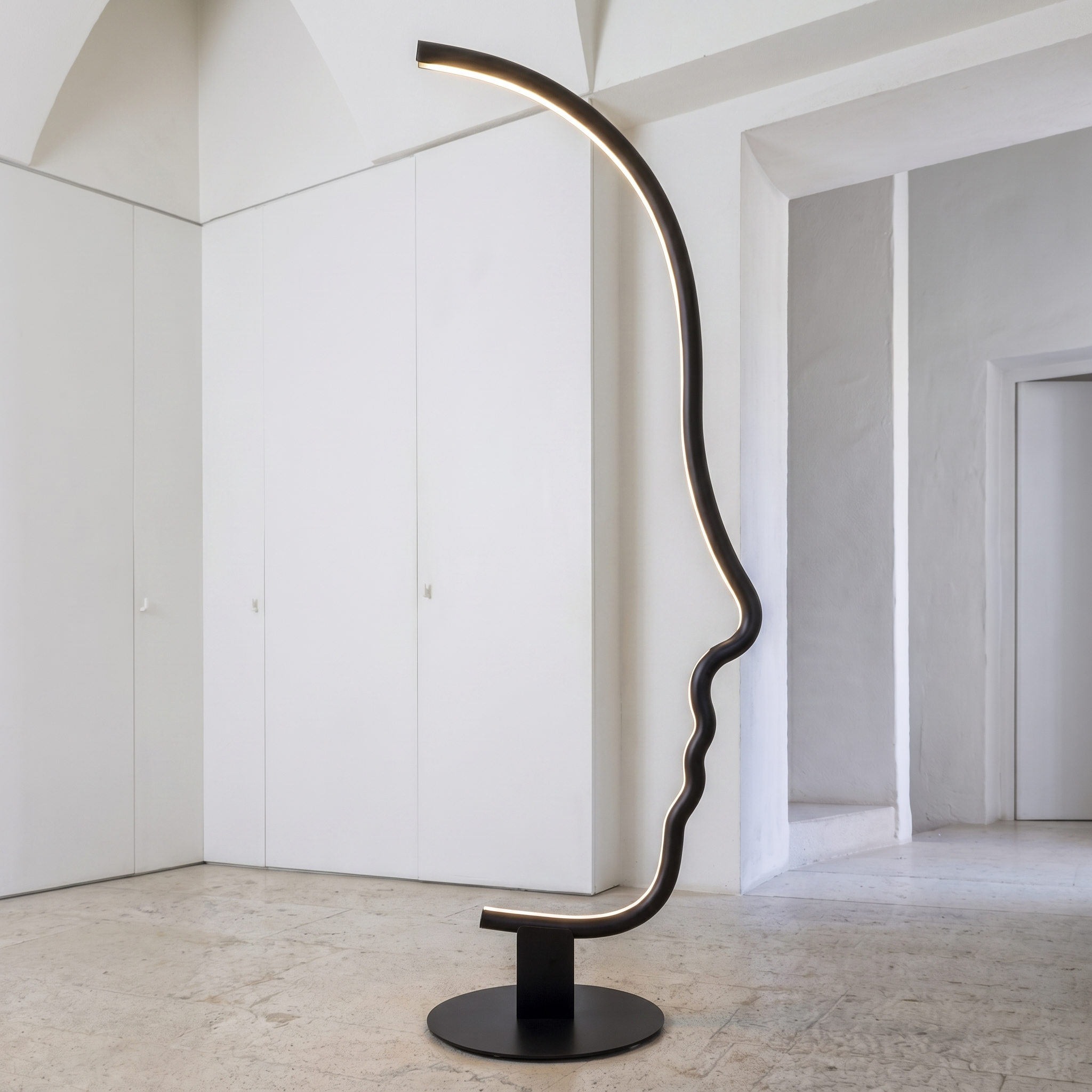 Sculptural Face Floor Lamp | Modern Design with Warm LED Light | Contemporary Lighting for Living Spaces