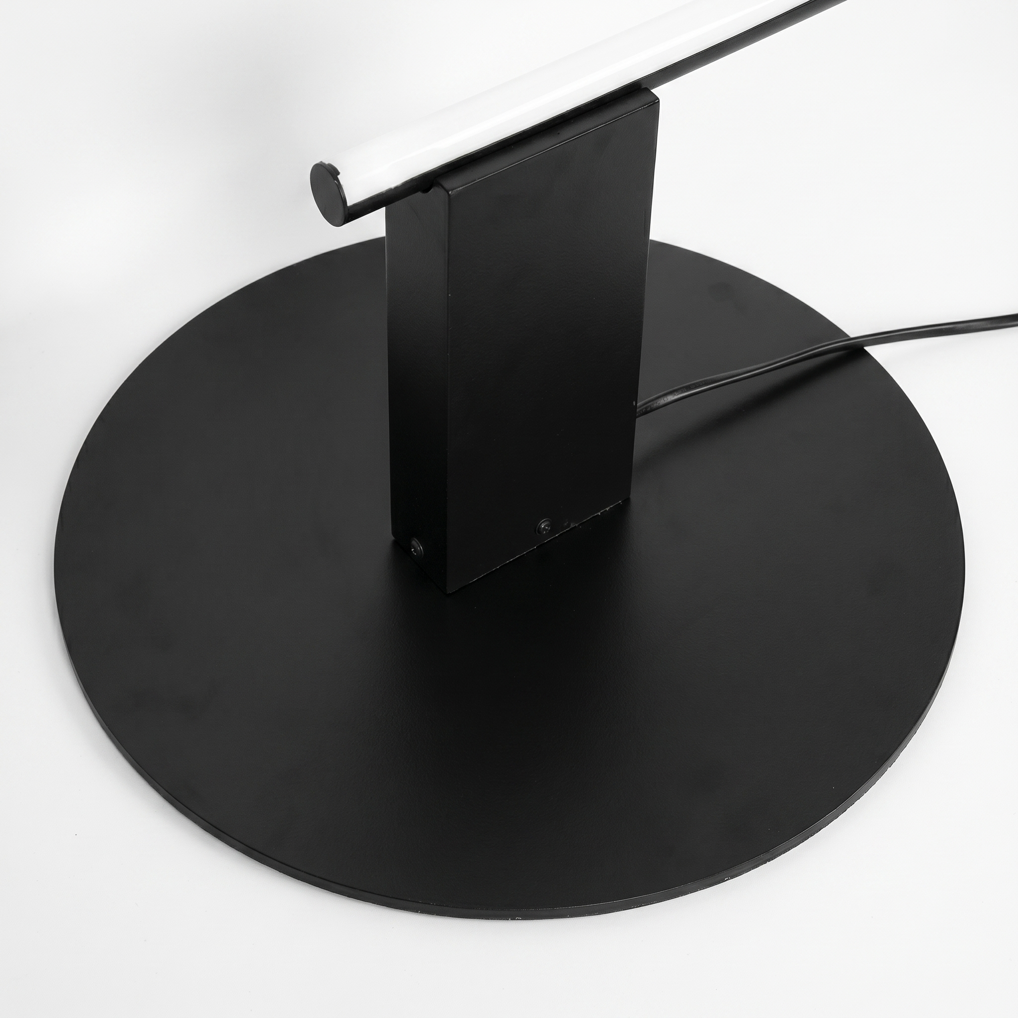 Sculptural Face Floor Lamp | Modern Design with Warm LED Light | Contemporary Lighting for Living Spaces